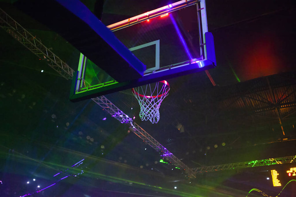 μπάσκετ στεφάνι και αθλητική αρένα σε φώτα λέιζερ - Φωτογραφία, εικόνα