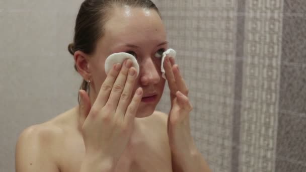 Lány súrolja testápoló krém - Felvétel, videó