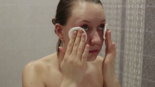 Girl rubs body cream - Footage, Video