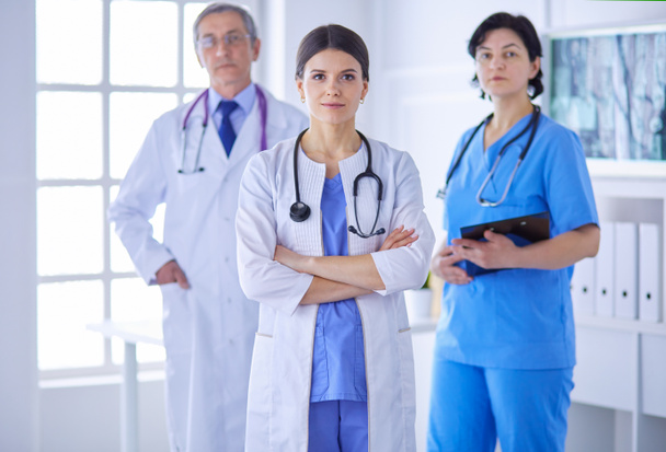 Ομάδα ιατρών και νοσοκόμων που στέκονται σε ένα δωμάτιο νοσοκομείου - Φωτογραφία, εικόνα