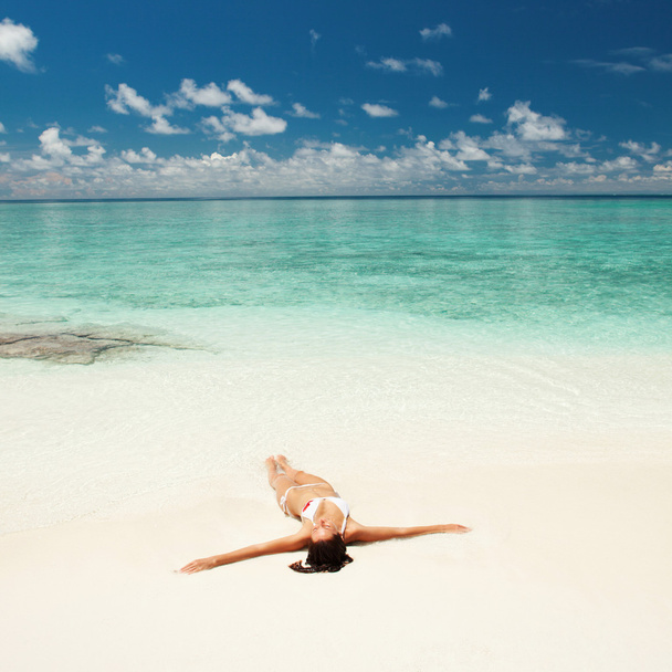 Cute woman relaxing on the tropical beach - Foto, Imagem