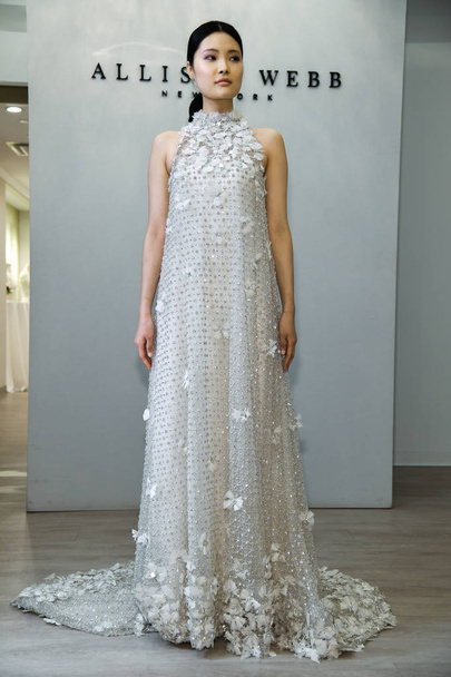 New York, NY-április 12: A modell jelent során Allison Webb tavaszi 2020 menyasszonyi divat bemutatása a New York-i Fashion Week: Nászutas április 12, 2019 NYC. - Fotó, kép
