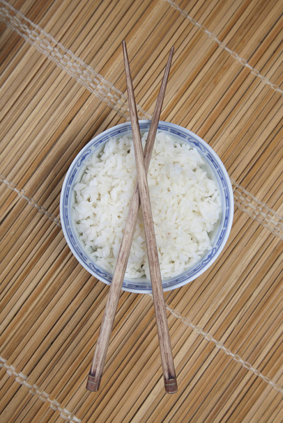 Bowl of white rice on tatami mat - Fotó, kép