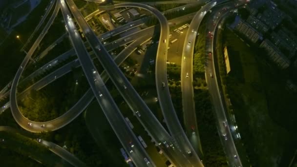 Vzdušný záběr dopravy pohybující se v noci přes průsmyky - Záběry, video