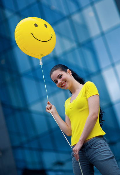adolescente chica con smiley globo
 - Foto, imagen