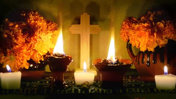Hidas zoom-in Day of the Dead tarjoaa alttarin cempasuchil kukkia, polttava kopaali ja kynttilöitä. Olennainen osa Day of the Dead juhlallisuuksia Meksikossa
. - Materiaali, video