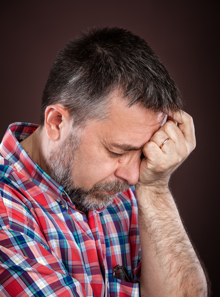 oudere man lijdt aan een hoofdpijn - Foto, afbeelding