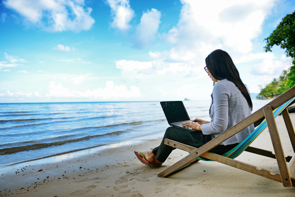 Plajın bir dizüstü bilgisayar kullanarak iş kadını - Fotoğraf, Görsel