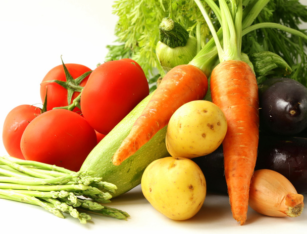 wiosną świeże warzywa - marchew, pomidory, szparagi, bakłażana i ziemniaków - Zdjęcie, obraz