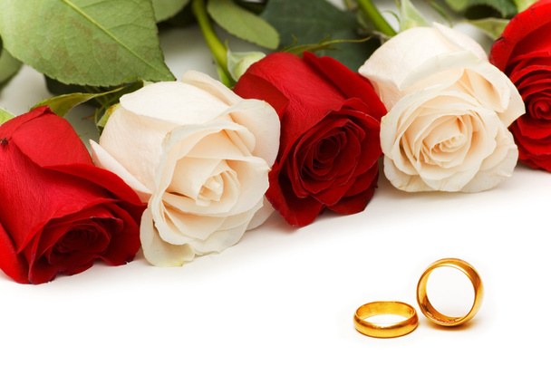 Roses and wedding rings isolated - Foto, afbeelding
