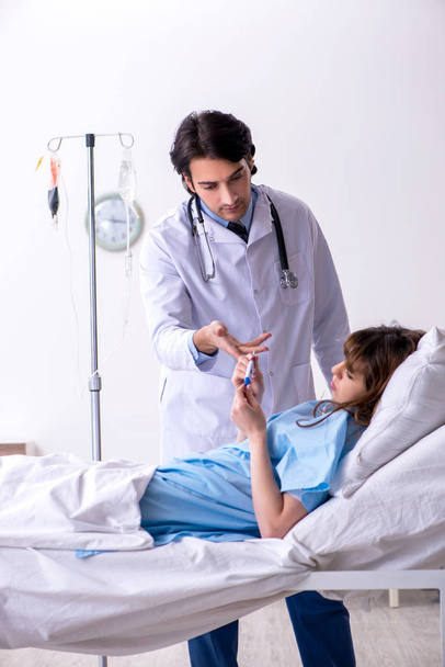 Médico visitando paciente feminina na enfermaria  - Foto, Imagem