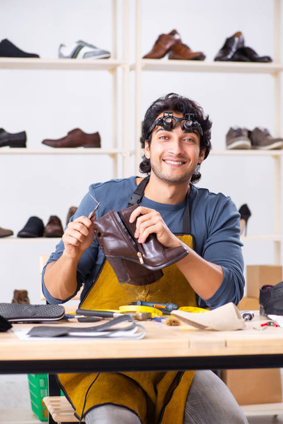 Jongeman herstellen van schoenen in werkplaats  - Foto, afbeelding
