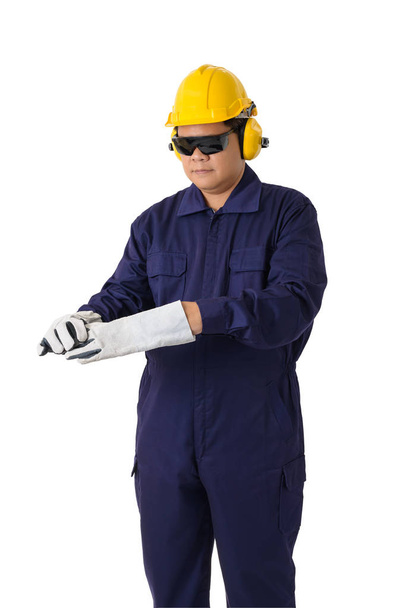 πορτρέτο ενός εργαζομένου σε μηχανικός φόρμες είναι αφαίρεση γάντια ISO - Φωτογραφία, εικόνα