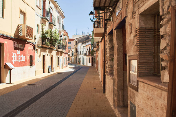 DENIA, SPAIN - OCTOBER 7, 2018: Narrow Spanish street in the old town of Denia - Zdjęcie, obraz