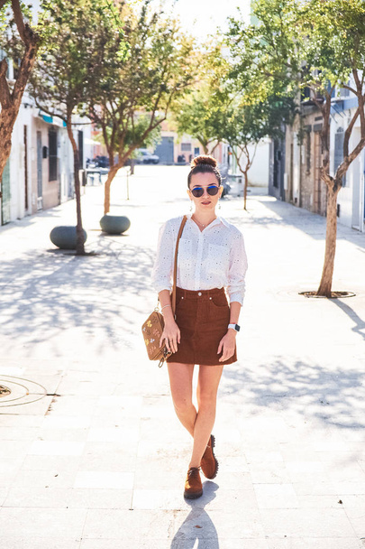 Young stylish woman walking on a sunny day - Foto, imagen