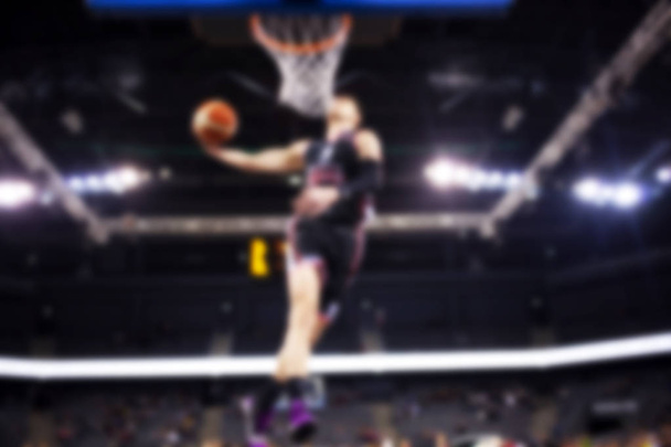 スラムダンク中のバスケットボール選手のぼやけたイメージ - 写真・画像