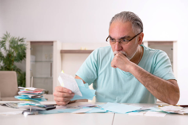 Bütçe planlama konseptinde beyaz sakallı yaşlı adam  - Fotoğraf, Görsel