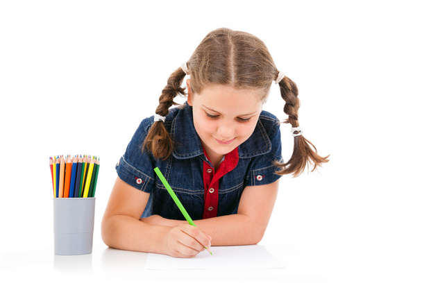 Мила дитина малює з барвистими олівцями, ізольовані над білим
 - Фото, зображення