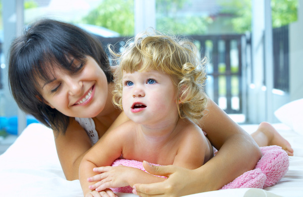 Hochkarätiges Porträt einer glücklichen Mutter mit Baby - Foto, Bild