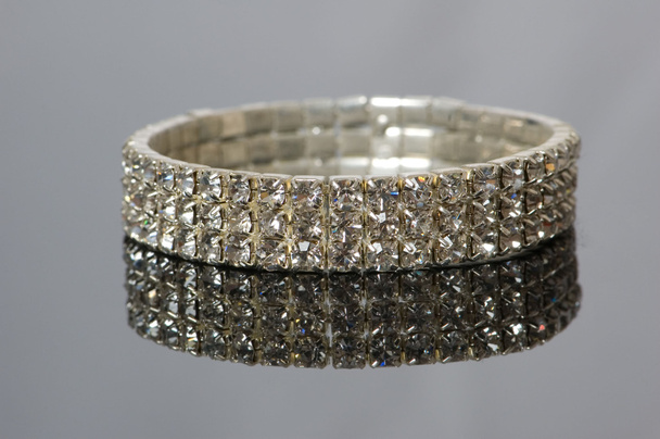Bracelet en diamant avec de nombreuses pierres
 - Photo, image