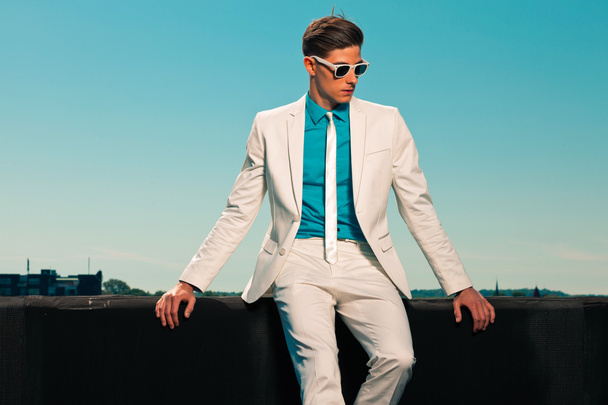 Retro años cincuenta hombre de moda de verano con traje blanco y gafas de sol
. - Foto, Imagen