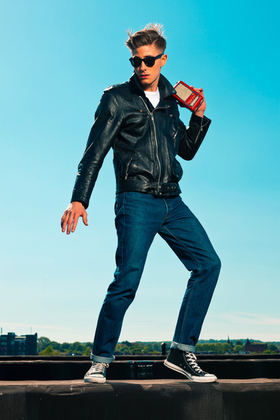 Rockabilly homme rétro 50 style avec veste noire écoute port
 - Photo, image