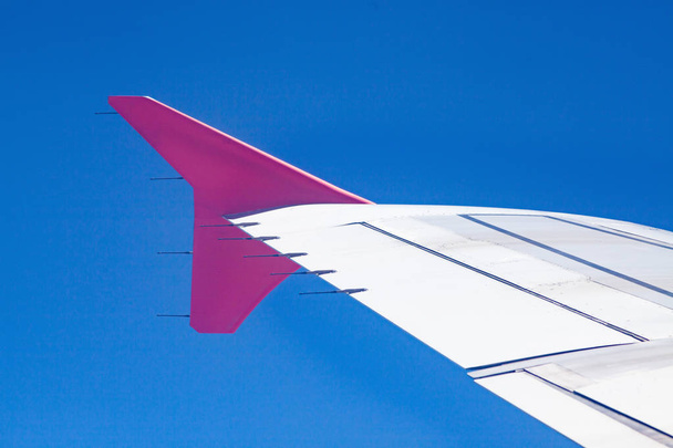 alas de avión rosa en el cielo azul - concepto de libertad y viajes
 - Foto, Imagen