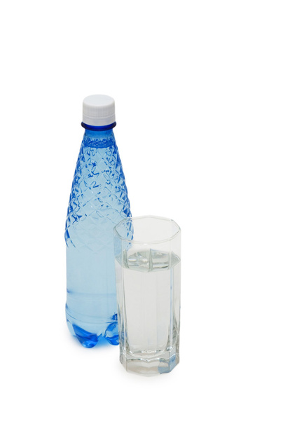 üveg víz és pohár elszigetelt - Fotó, kép