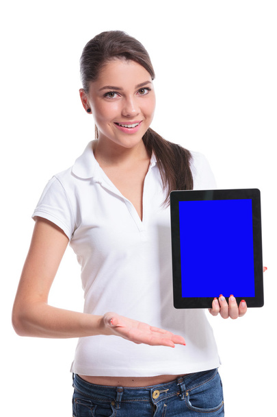 casual woman presents tablet - Photo, Image