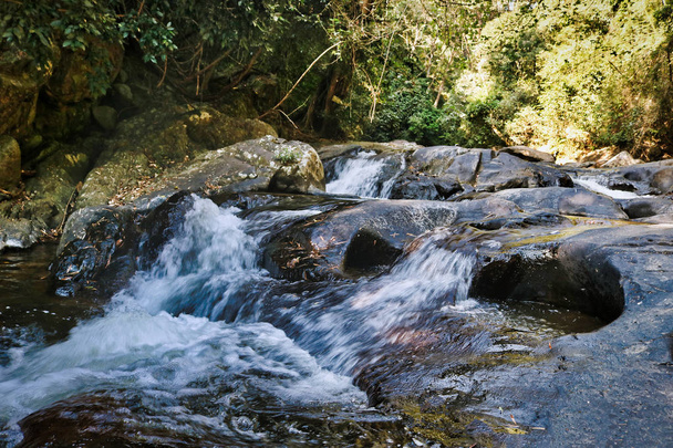 Эта уникальная фотография показывает водопад диких джунглей и потрясающую природу, также называемую водопадом Палау Хуа Хин в Таиланде
 - Фото, изображение