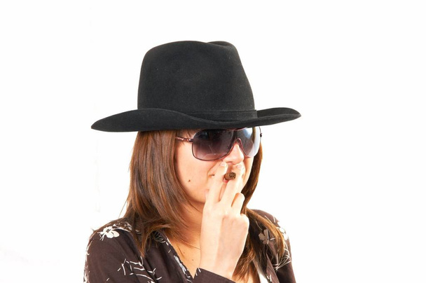 The girl in a brown jacket and a cowboy's hat - Foto, afbeelding