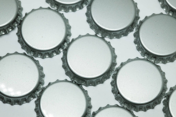 Chiudere anelli di alluminio tappo su sfondo bianco
. - Foto, immagini