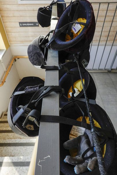 Стокгольм, Швеция Malarhojden пригороды. Шлемы верховой езды в школе верховой езды. - Фото, изображение