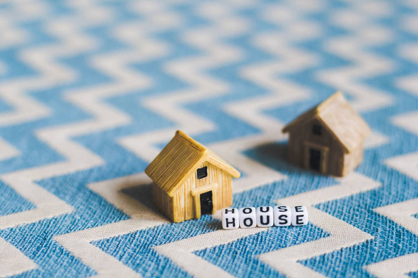 Miniatyyri talon malli "HOUSE" aakkoset kuution kirjain
 - Valokuva, kuva