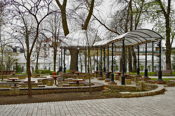Prieel met tafels om te wandelen in het Park - Foto, afbeelding