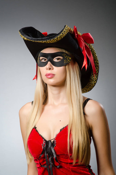 Женщина в костюме пирата - концепция Хэллоуина - Фото, изображение