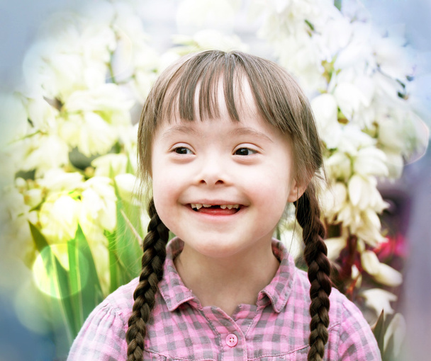Портрет красивой молодой девушки на фоне цветов
. - Фото, изображение
