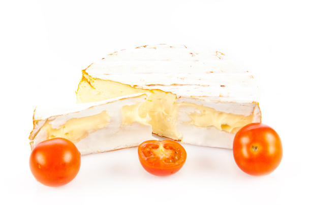 τυρί brie που απομονώνονται σε λευκό φόντο. camambert - Φωτογραφία, εικόνα