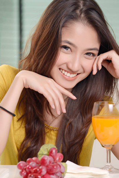 Asian young women cute woman drinking orange juice - Foto, Bild