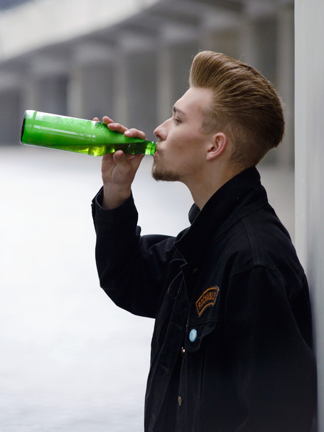 Человек, пьющий пиво из бутылки
 - Фото, изображение