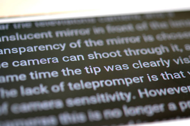 Teleprompter schuift automatisch tekst close-up. - Foto, afbeelding