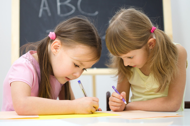 Kleine Mädchen schreiben mit einem Stift - Foto, Bild