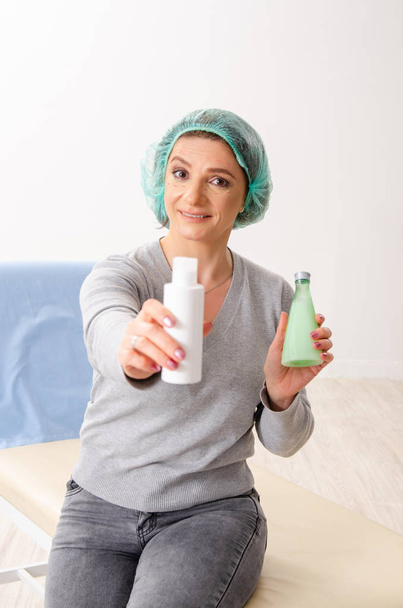 Mujer con frascos crema facial
 - Foto, Imagen