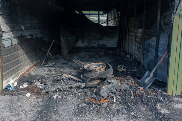 Garajes pequeños que han sido destruidos por un gran incendio, Vantaa Finlandia
 - Foto, Imagen