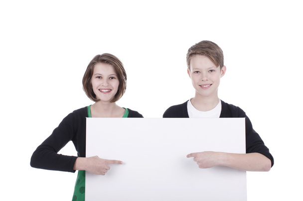 Portret van een jongen en een meisje met een witte plakkaat - Foto, afbeelding