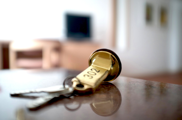 llaves de la habitación en una habitación de hotel
 - Foto, Imagen
