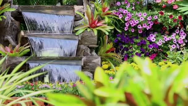 Görüntüleri şelale akar ve canlı çiçekler pot dekorasyon yaz aylarında rahat ev çiçek bahçesinde. - Video, Çekim