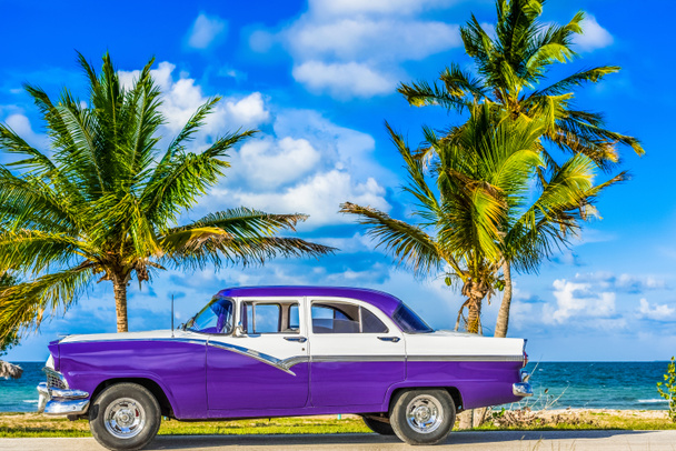 Havana, Cuba - 30 червня 2017: американський блакитний класичний автомобіль припаркований на Мальконі біля пляжу на Гавані Куба - Serie Cuba Reportage - Фото, зображення