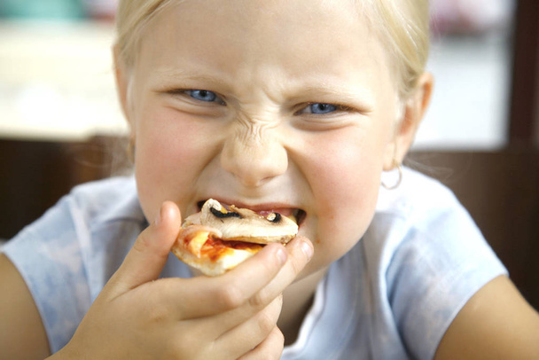 little girl with them pizza mushrooms - Zdjęcie, obraz