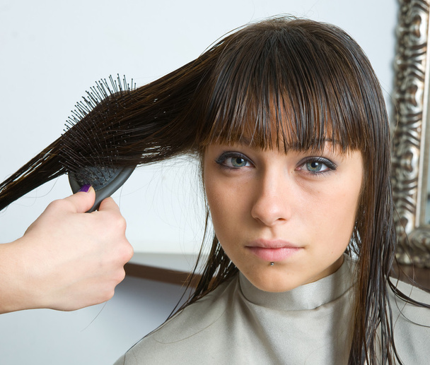 Spazzolare i capelli
 - Foto, immagini